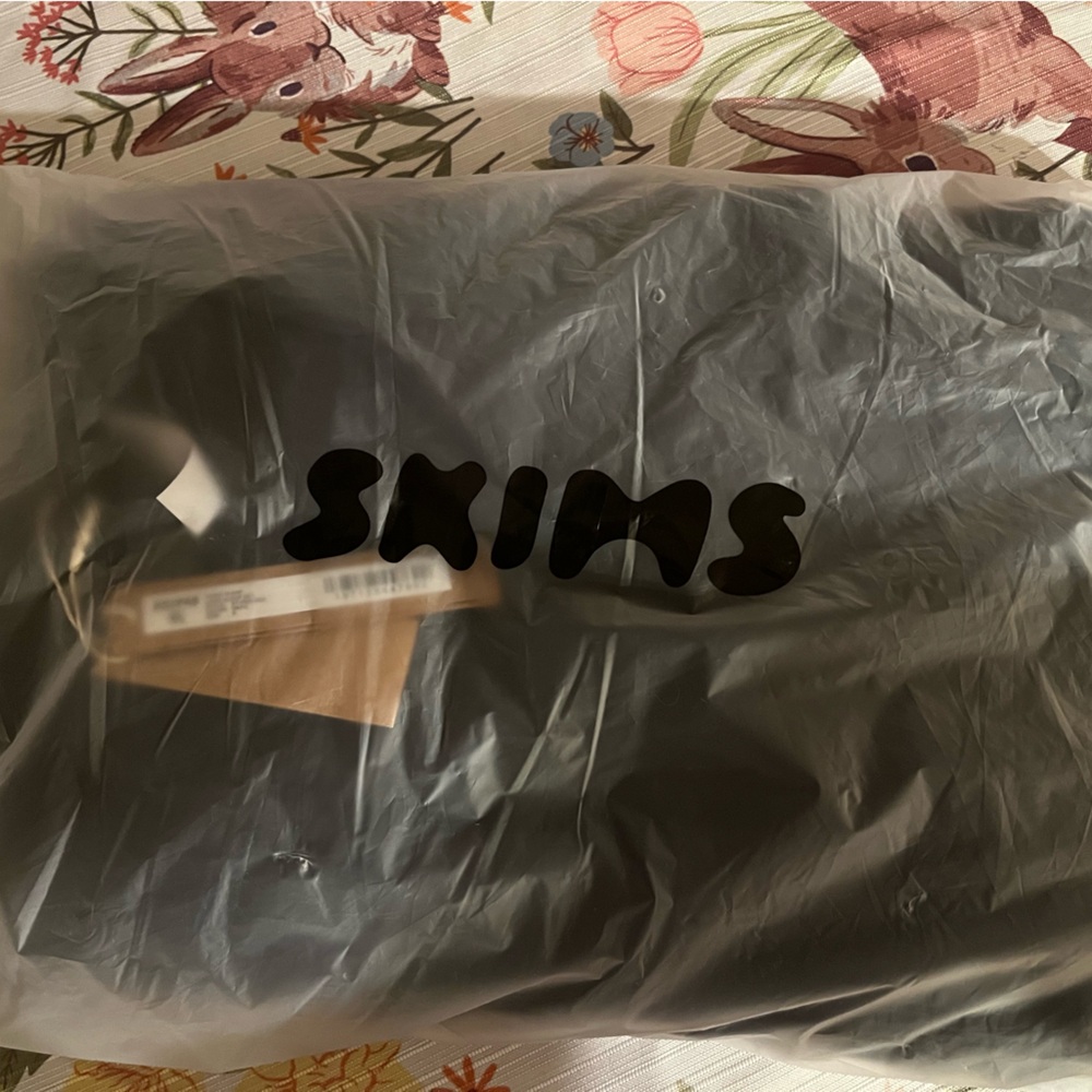 SKIMS pajama set - NWT onyx- Small - Picture 5 of 6